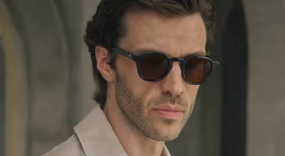 Mann mit Mantel und Sonnenbrille