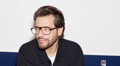 Götti Mann mit Kaffee und Brille