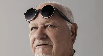 Mann mit Gestreiften Hemd und Sonnenbrille