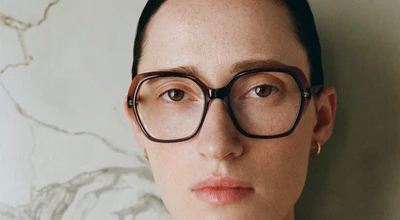 Frau mit Mantel AWE Brille