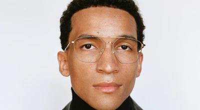 Mann mit AWE Doppelsteg Brille