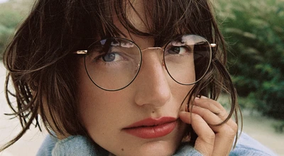 Frau mit AWE Düne Brille