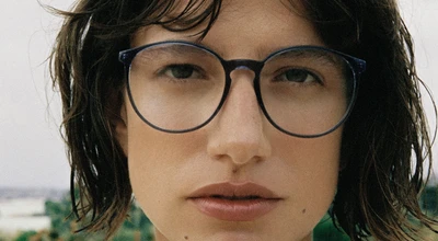 Frau mit AWE 5067 Brille