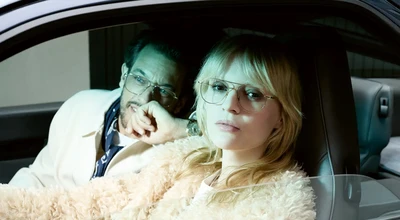 Frau und Mann im Auto mit Brillen