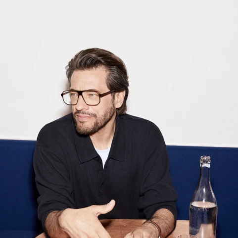 Götti Mann mit Kaffee und Brille