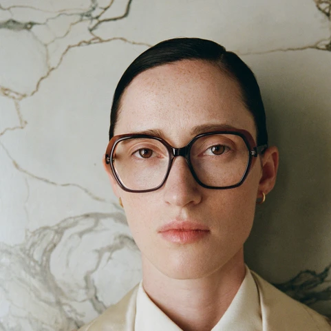 Frau mit Mantel AWE Brille