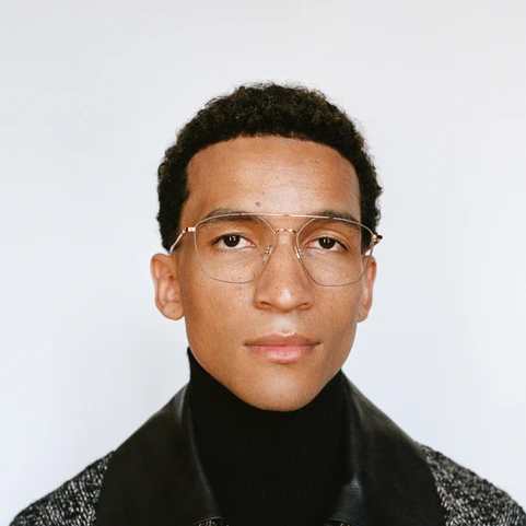 Mann mit AWE Doppelsteg Brille