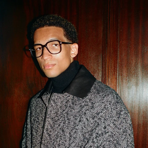 AWE Mann mit Mantel und Brille