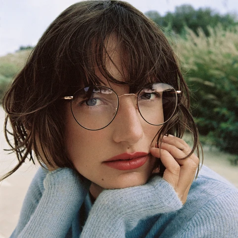 Frau mit AWE Düne Brille