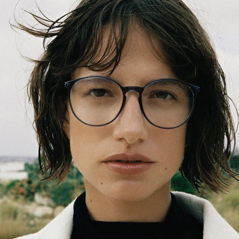 Frau mit AWE 5067 Brille