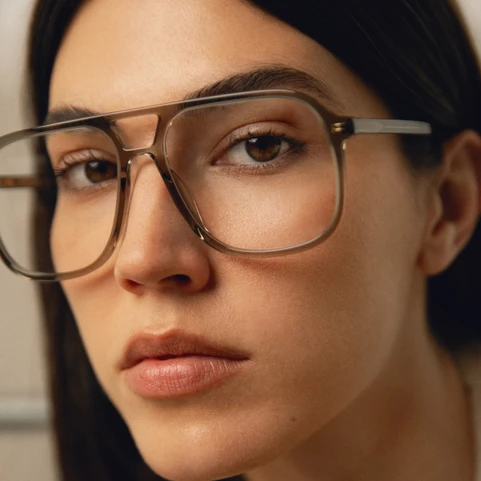 Frau mit Kaleos Doppelsteg Brille