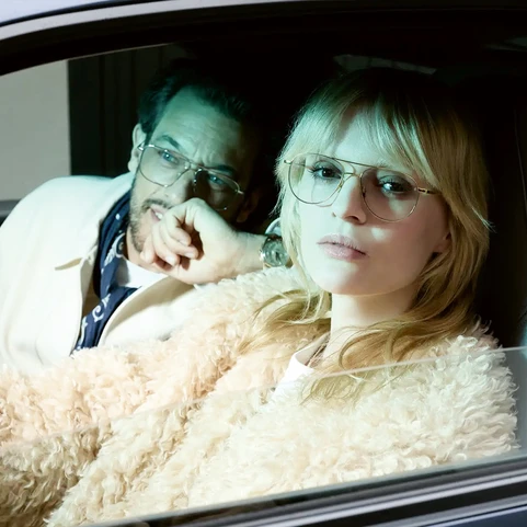 Frau und Mann im Auto mit Brillen